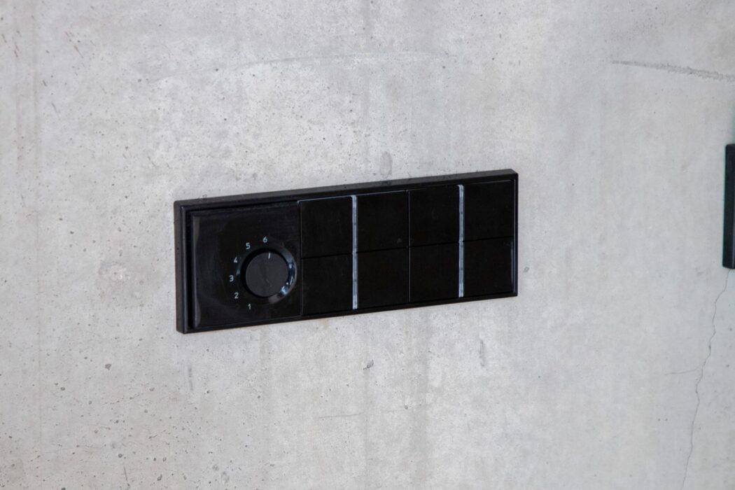 commutateurs-montes-sur-du-beton